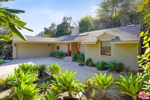 Photo of 1323 Roscomare Road, Los Angeles, CA 90077 (MLS # 25587369)
