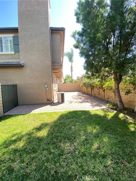 Step into this charming 3-bedroom, 2.5-bath corner unit Mariposa townhome. The open, airy layout boasts a well-equipped kitchen with ample storage, breakfast nook, and view of dinning area and a cozy living room anchored by a fireplace. The main level also features a convenient guest bathroom and a private laundry room. Ascend to the upper level, and you'll find the primary bedroom, complete with a spacious walk-in closet and an en-suite bathroom with double sinks. Two additional bedrooms share a well-appointed full bathroom, all adorned with elegant plantation shutters. The interior has received a fresh coat of paint, creating a light and inviting atmosphere that's move-in ready. Outside, the home offers a lovely private backyard with a sizable patio and a lush grassy area. The community amenities include a clubhouse, a pool with a spa, parks, BBQ areas with outdoor dining, picnic spots, and an enchanting children's playground.
To complete an application use RentSpree https://apply.link/3WFfiOl