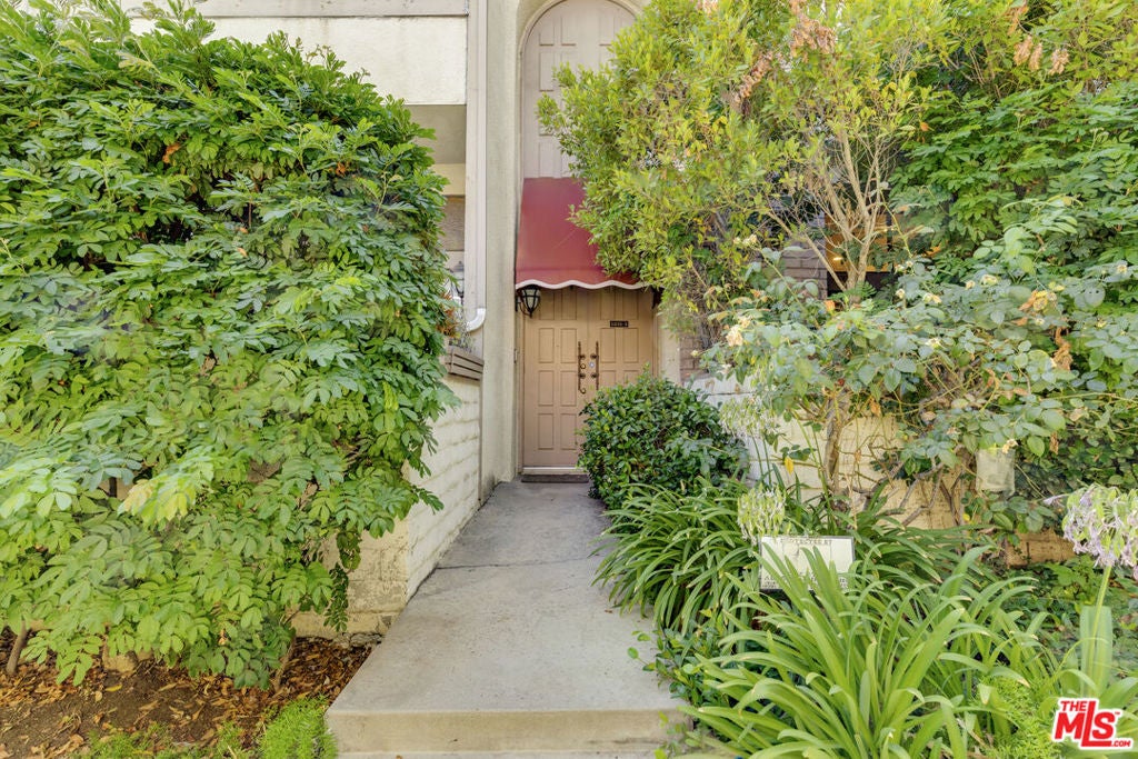 Photo of 5215 White Oak Avenue #2, Los Angeles, CA 91316 (MLS # 26856563)