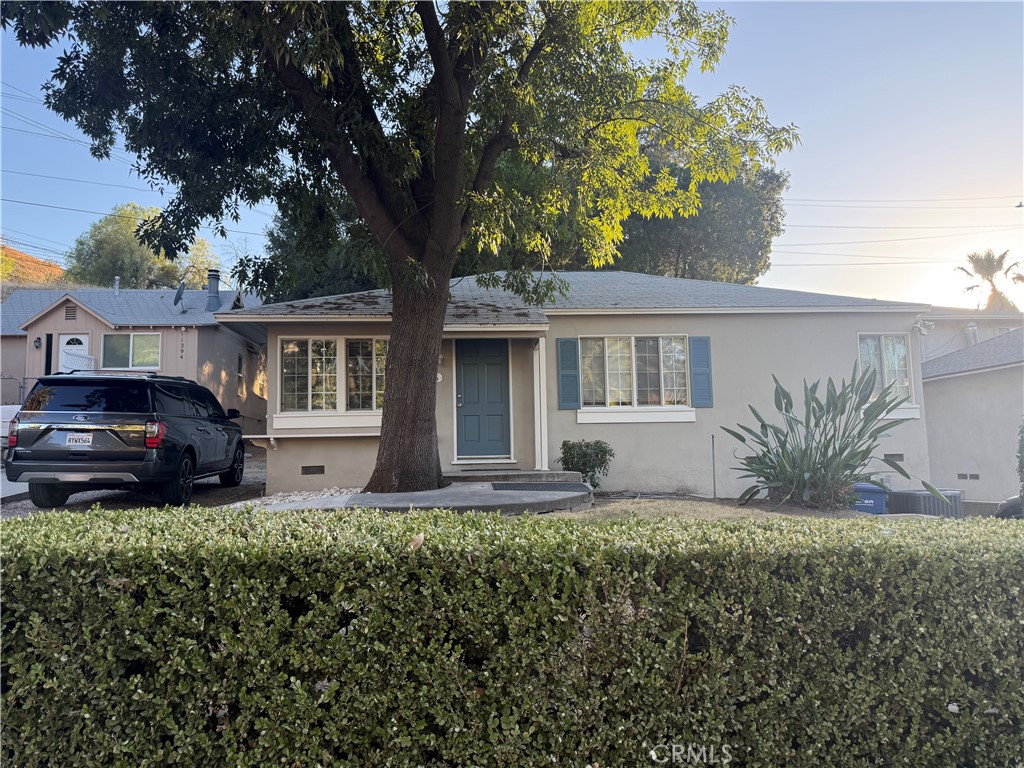 Loma Linda Walk-Zone, you can walk, bike or drive to Loma Linda University & Medical Center. This home features 3 bedrooms 1 bathroom, all new interior paint, Lux vinyl flooring, indoor stackable washer/dryer. White shaker cabinets with white quartz counter's, remodeled bathroom with quartz counter, new Central Air & Heat.
This home is in a great location close to several hospital's the VA, East Campus Hospital, Minutes to Loma Linda Academy. Close to shopping and minutes to the 10 freeway.
Available November 1, 2025