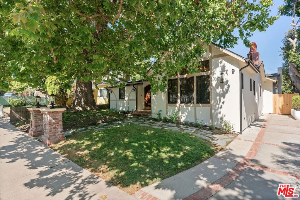 224 N Bowling Green Way