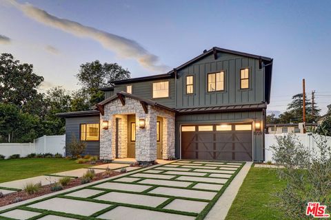 Photo of 11729 Hartsook Street, Valley Village, CA 91607 (MLS # 26666331)