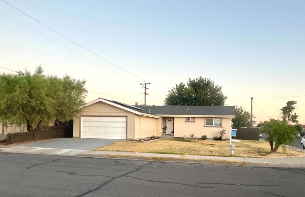 Welcome to this inviting 3-bedroom, 2-bathroom home located in the charming city of Los Banos. This residence offers a comfortable 1,116 sq ft of living space and sits on a generous corner lot of approximately 6,951 sq ft. The heart of the home is the eat-in kitchen, perfect for casual dining and family gatherings. Relax and unwind in the separate family room, which features a cozy fireplace, ideal for those cooler evenings. The home is equipped with central forced air heating and central AC, ensuring year-round comfort. The flooring throughout the home is designed for ease of maintenance and style. For your convenience, there is a dedicated laundry area, making household chores a breeze. The property is part of the Los Banos Unified School District. Additional amenities include a two-car garage, offering ample storage and parking space. Dont miss the opportunity to make this Los Banos home yours.