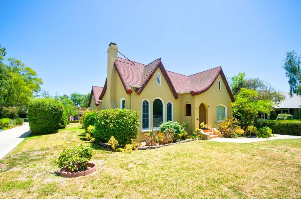 Timeless Elegance in Madison Heights – A Rare Pasadena Gem!
Discover the perfect blend of historic charm and modern comfort in this exceptional single-story duplex, nestled in the prestigious Madison Heights neighborhood. Offering unmatched versatility and character, this property is an excellent location!!
Main House (900 S. Los Robles) – A stunning English Cottage boasting 1,487 sq. ft. of period architecture, featuring an iconic British barrel roof. This 3-bedroom, 2-bath home includes a finished basement and attic with extra living space and storage. The warm and inviting living room showcases a rolled ceiling, a charming brick fireplace, and a formal dining room with a picturesque view window.
Back House (902 S. Los Robles) – A cozy and versatile 738 sq. ft. Offering a comfortable floor plan, washer/dryer hookups, and a serene rear garden/yard just perfect after busy day!!
Prime Pasadena living – Convenient access to the 110 Freeway, making downtown LA just a short drive away. Stroll to the elegant Langham Hotel or explore the charm of nearby San Marino and old town Pasadena.
Surrounded by tree-lined streets and a vibrant community, this unique rental property offers elegance, comfort, and an unparalleled lifestyle!!