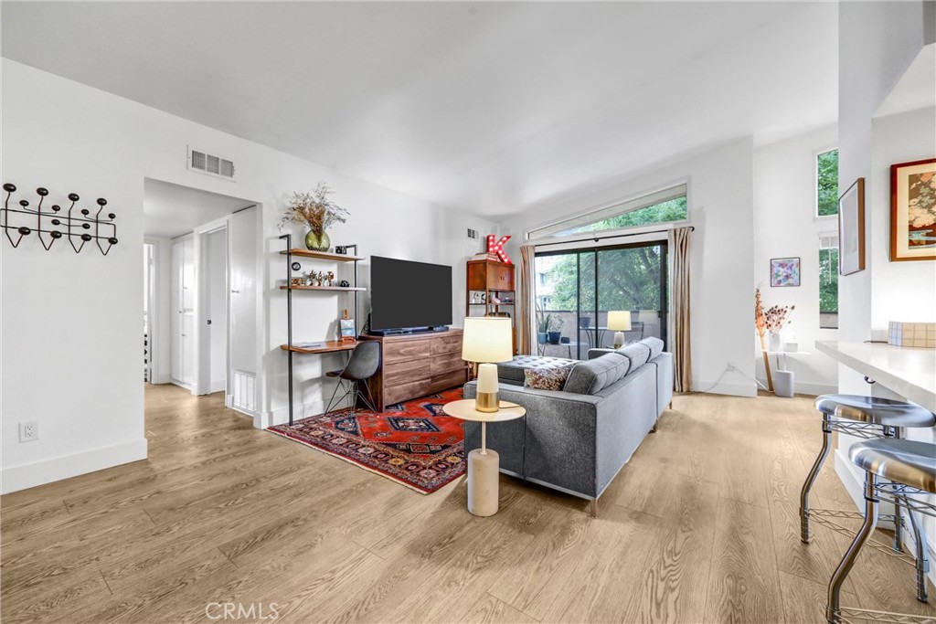 5805 Whitsett Avenue 201