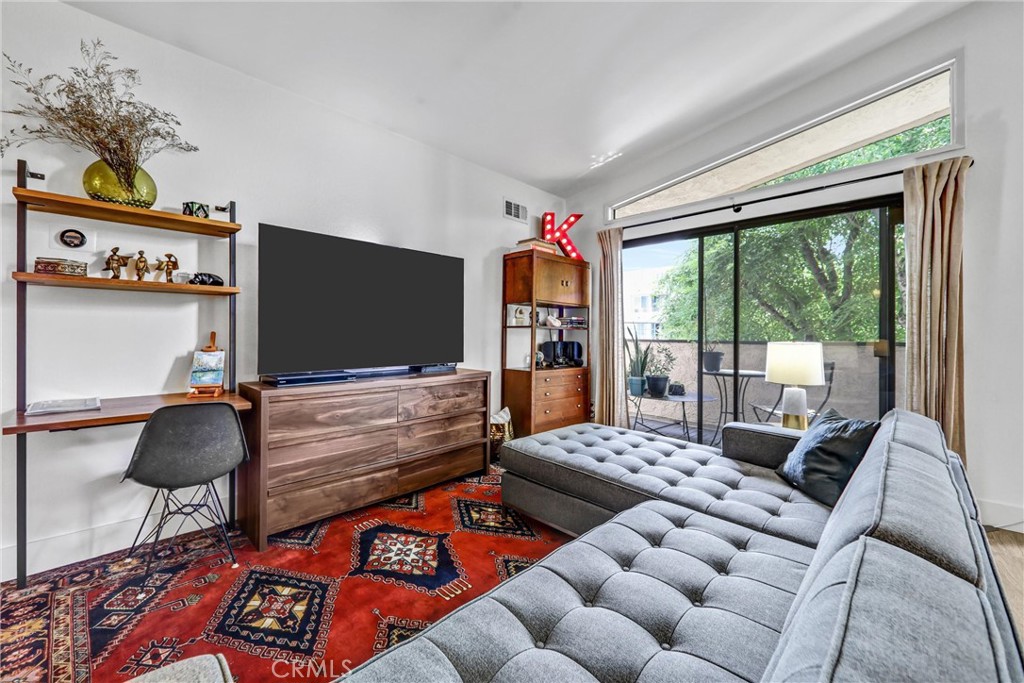 5805 Whitsett Avenue 201