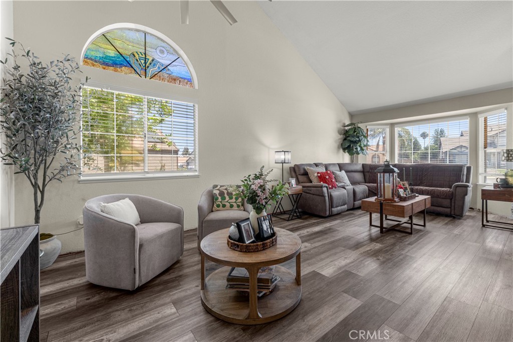 1176 W Buxton