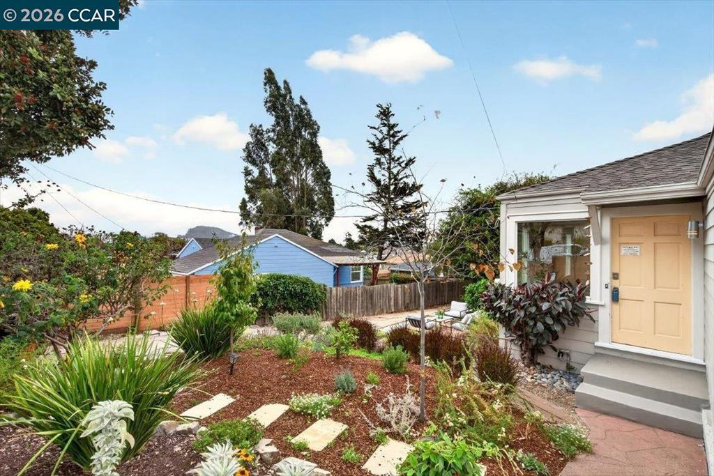 1327 Mariposa St