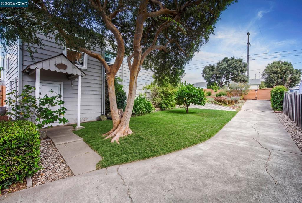 1327 Mariposa St