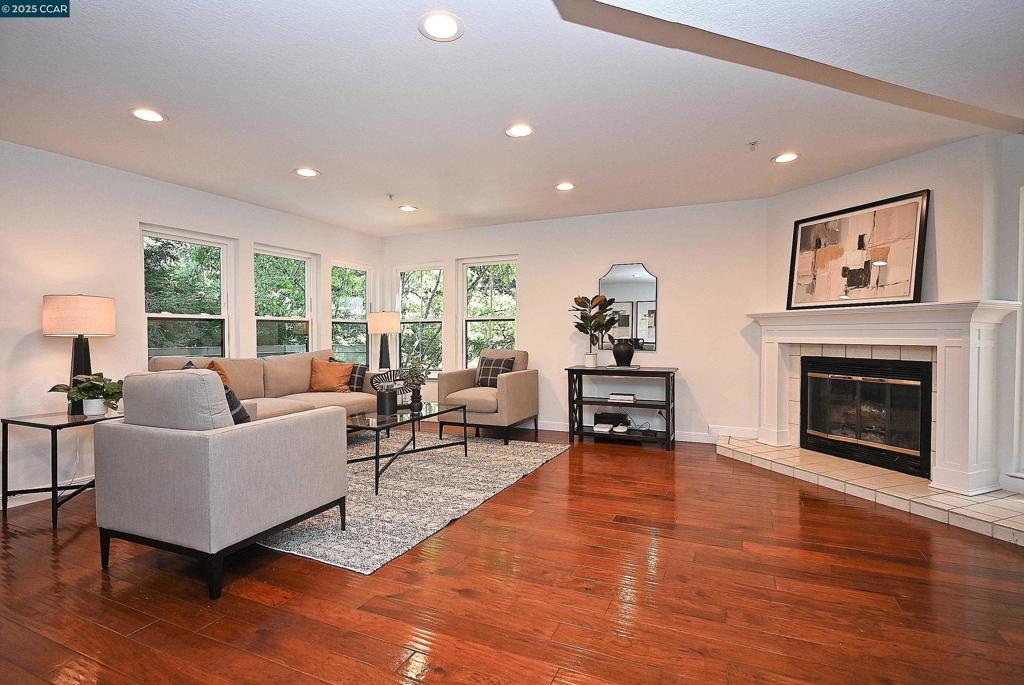 LAFAYETTE POINTE - Residential