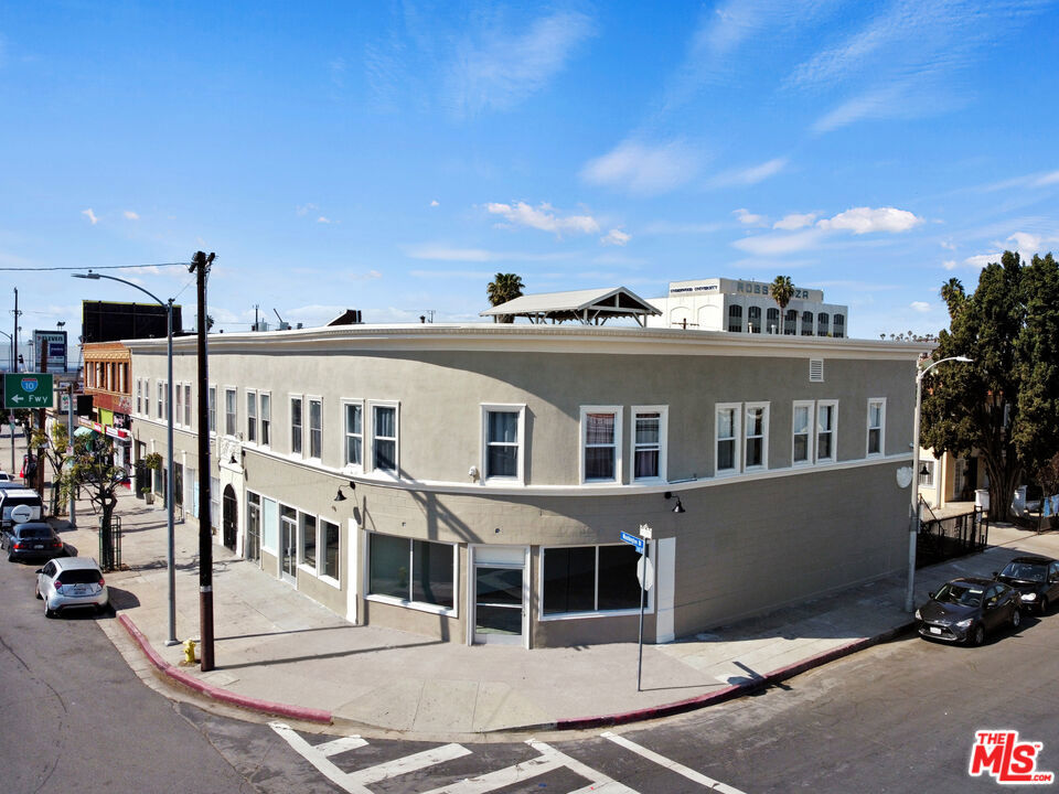 We are pleased to present 2157 W Washington Blvd, an approximately 1,997 SF retail space available for lease.The subject property is strategically located in Arlington Heights in close proximity to Jefferson Park, West Adams, Mid City, just south of Koreatown, east of Culver City, West of Downtown LA and just minutes away from the 10 freeway.The storefront space offers high visibility and features front and rear access, 12' 3" ceilings, concrete flooring and in- unit bathroom.Being located off of Washington Blvd and Oxford Ave offers heavy traffic and foot traffic which makes this space deal for a wide array of retail, service and creative businesses in a vibrant and extremely dense and desirable neighborhood in Los Angeles.
