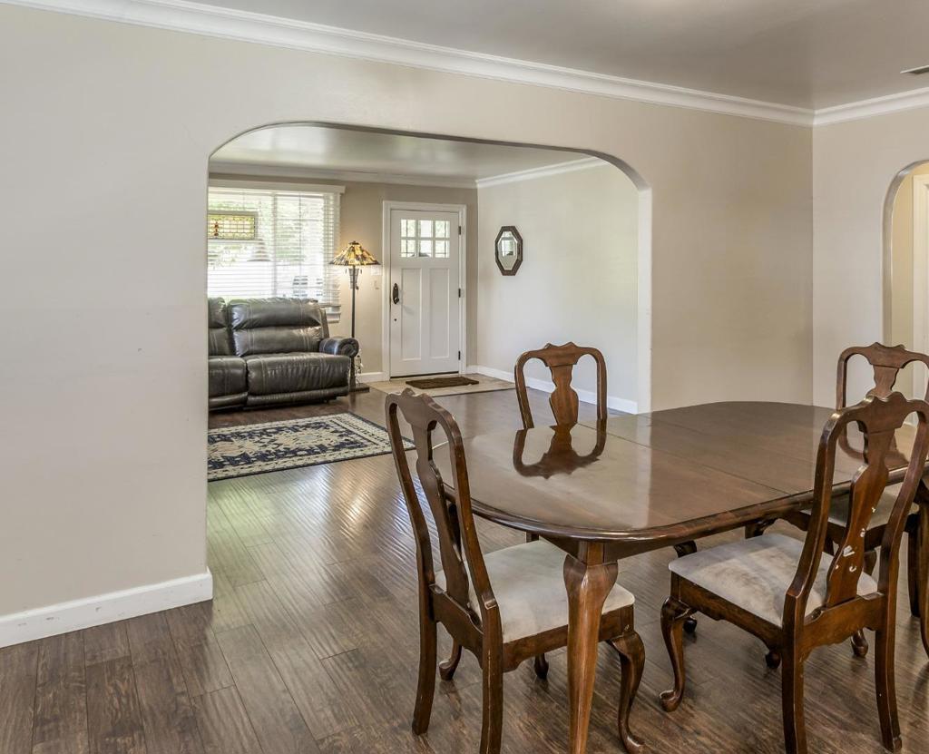 1176 Valota Road