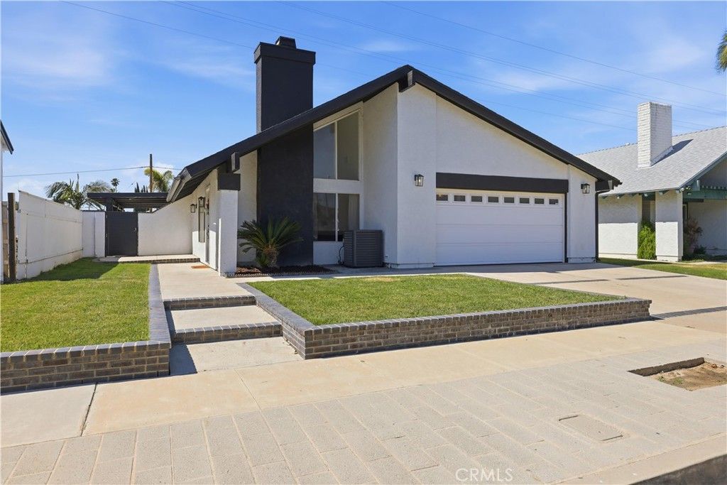 Photo of 2019 N Hietter Ave, Simi Valley, CA 93063 (MLS # SR26058759)