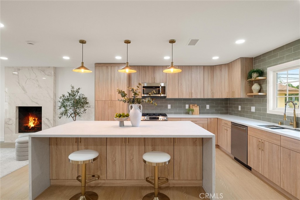 606 E Turmont