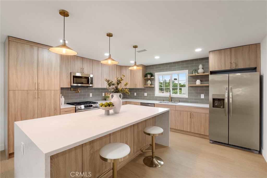 606 E Turmont