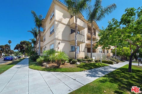 Photo of 650 E Palm Avenue #302, Burbank, CA 91501 (MLS # 26994551)