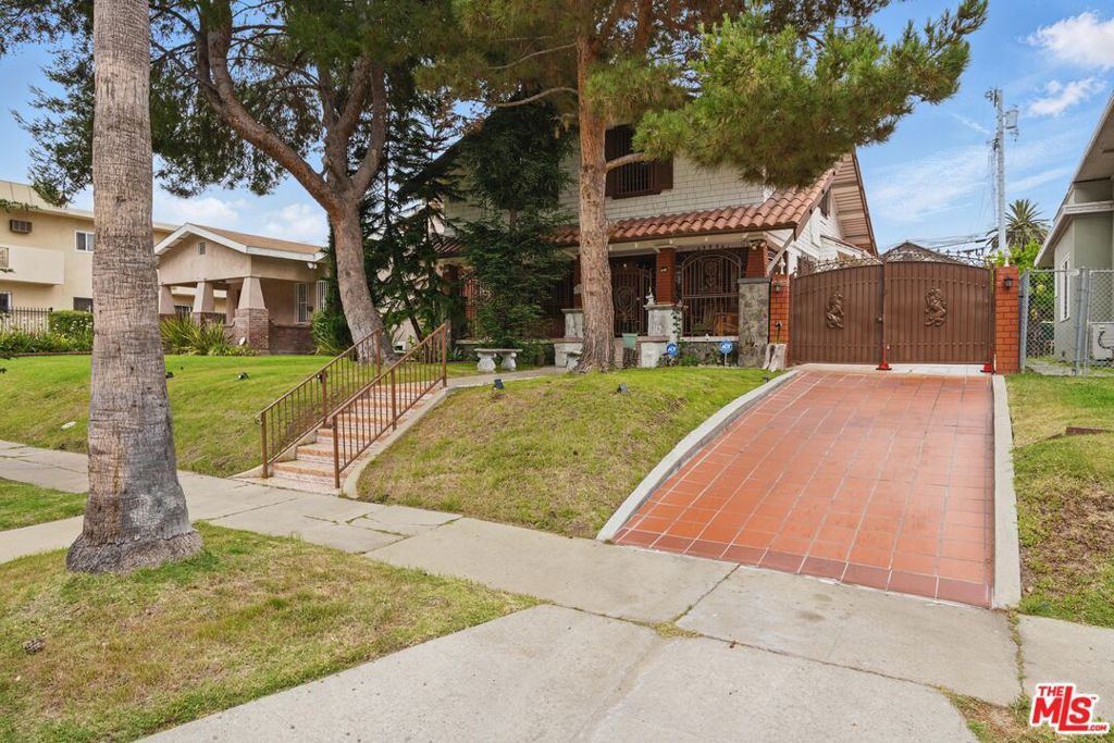 Photo of 128 N St Andrews Place, Los Angeles, CA 90004 (MLS # 25540781)