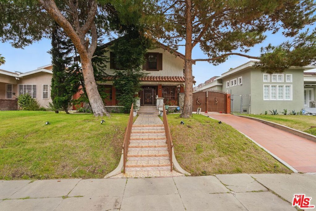 Photo of 128 N St Andrews Place, Los Angeles, CA 90004 (MLS # 25540781)