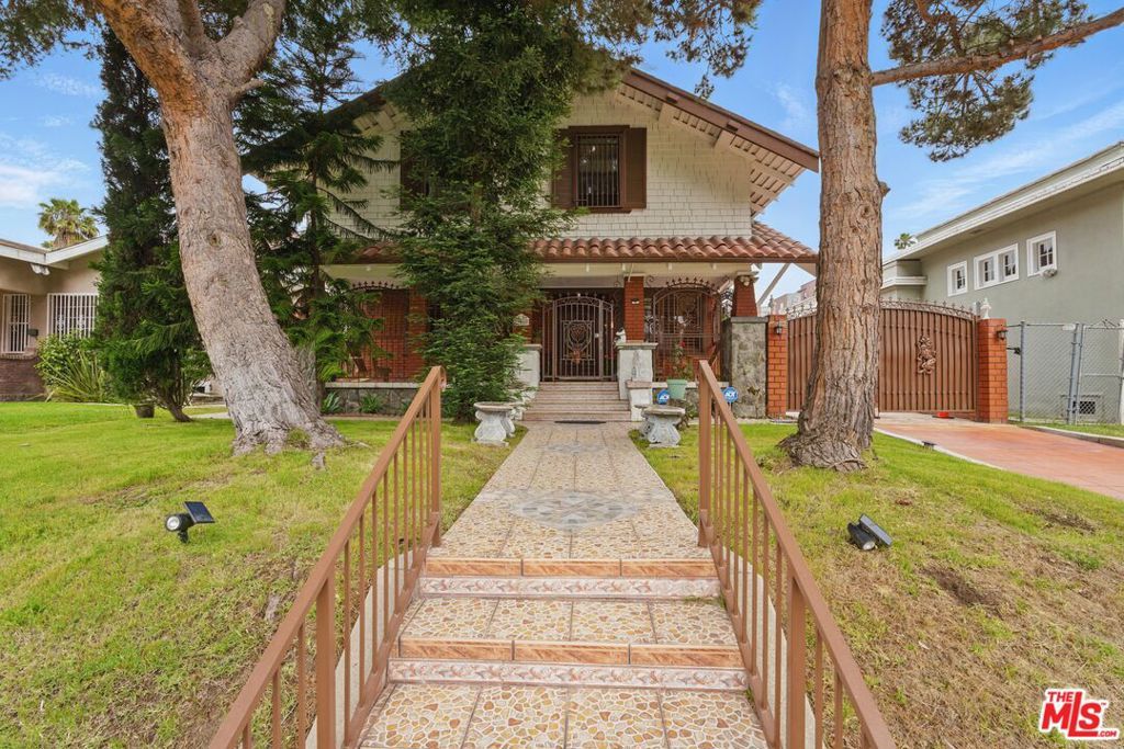 Photo of 128 N St Andrews Place, Los Angeles, CA 90004 (MLS # 25540781)