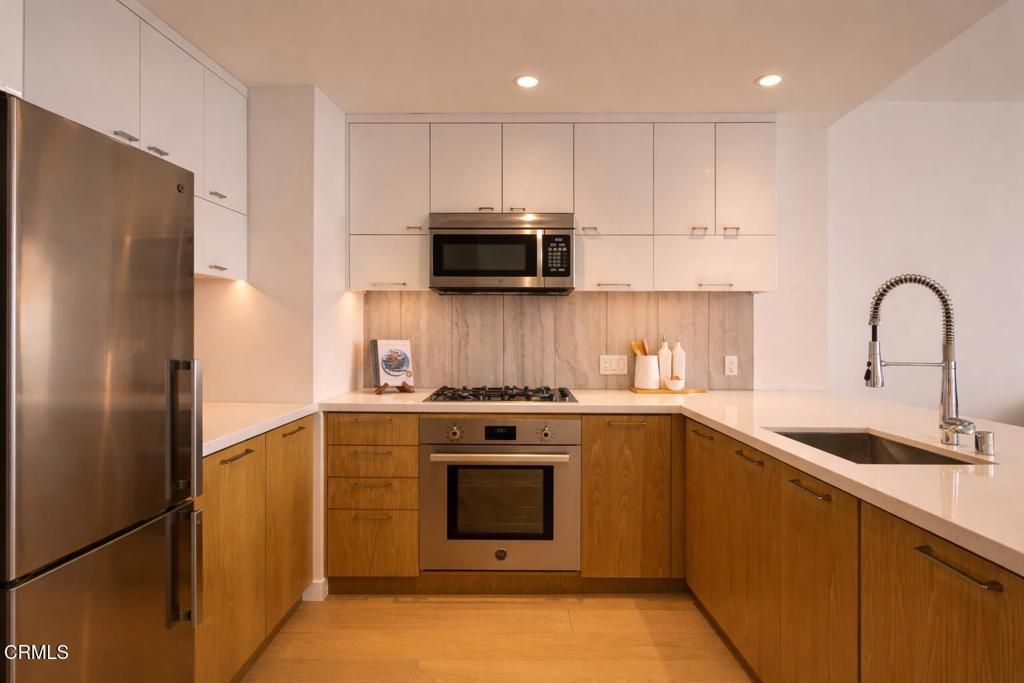 Photo of 400 S Broadway #1801, Los Angeles, CA 90013 (MLS # P1-26509)