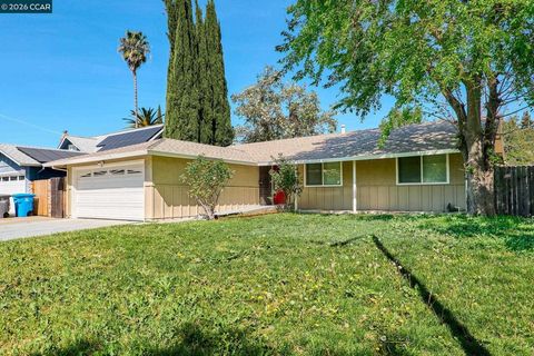 Photo of 172 Arrowhead Dr Dr, Vacaville, CA 95687 (MLS # 41127883)