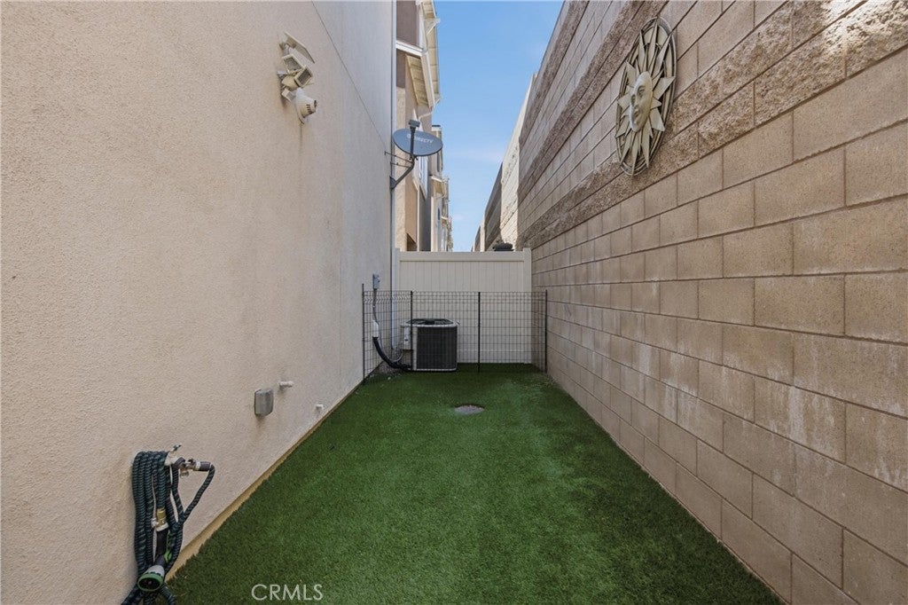 310 N Bellarose