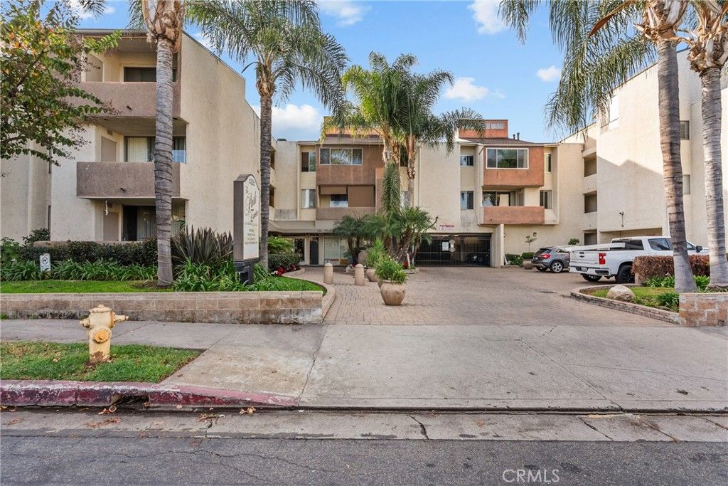 Photo of 5325 Newcastle, Encino, CA 91316 (MLS # SR25271335)