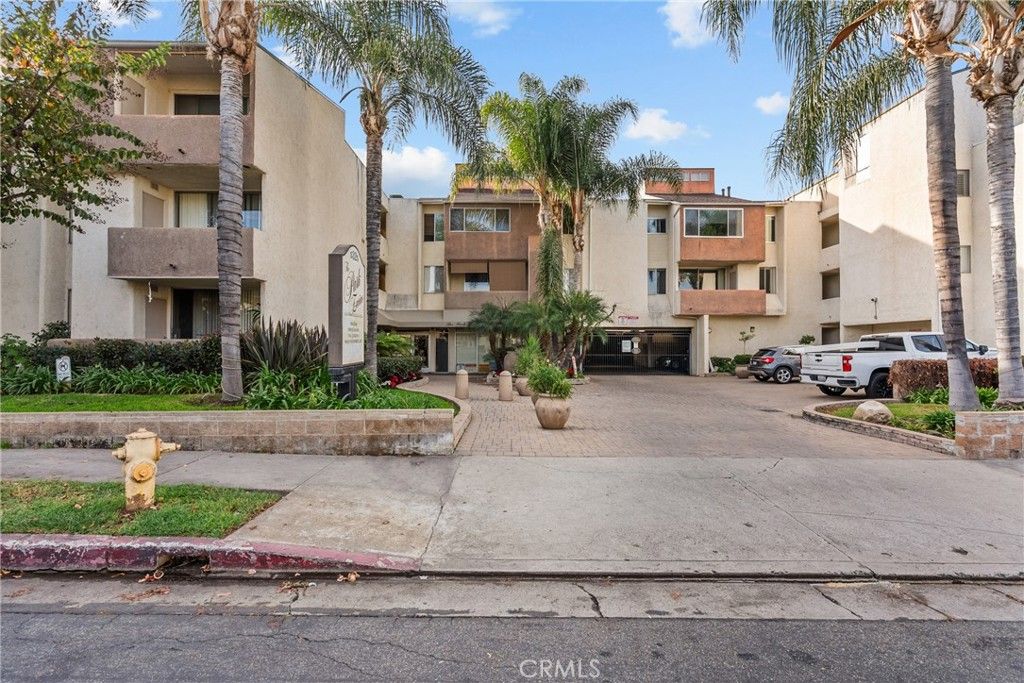 Photo of 5325 Newcastle, Encino, CA 91316 (MLS # SR25271335)