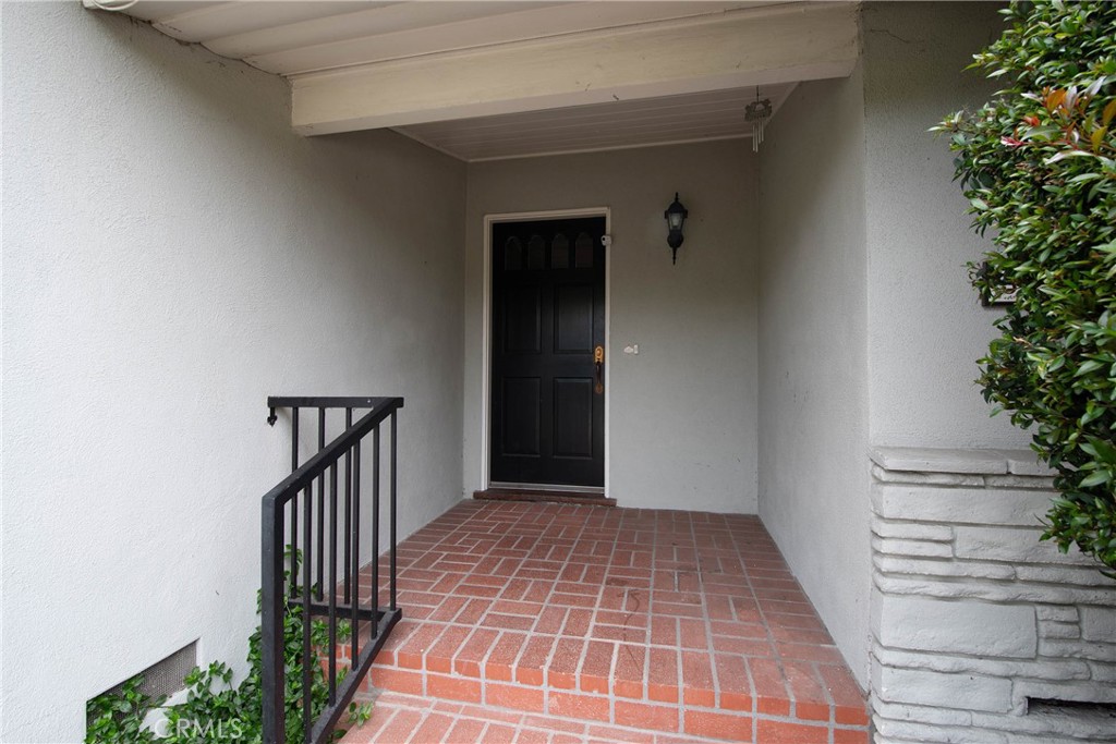 375 W Las Flores