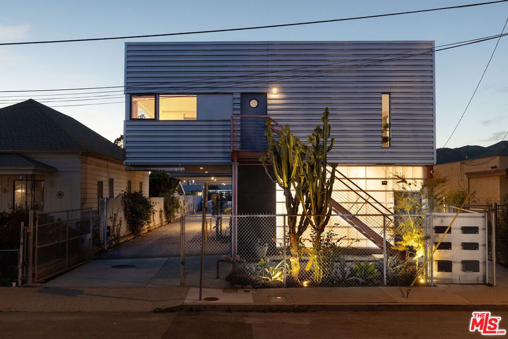 Photo of 161 N Garden Street, Ventura, CA 93001 (MLS # 25629311)