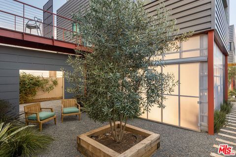 Tiny photo for 161 N Garden Street, Ventura, CA 93001 (MLS # 25629311)