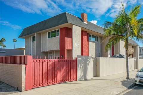 Photo of 6104 Costello Avenue, Valley Glen, CA 91401 (MLS # BB25265618)