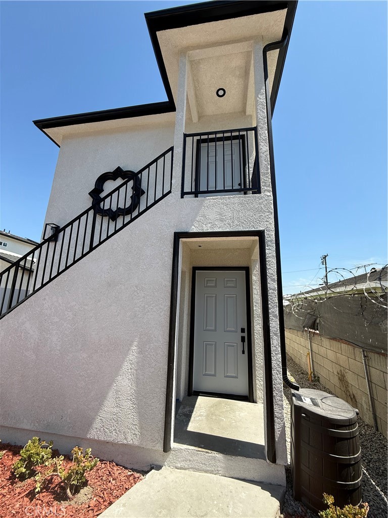 NEW CONSTRUCTION!!! Be the first to own this BEAUTIFUL NEW MODERN DUPLEX!! Filled with modern finishes all Electric! Comes with Paid Solar Pannels, Fire Sprinklers ,Recessed lighting throughout, custom shaker cabinets with onyx countertops, owner unit comes with new stove, automatic sprinklers too many highlights to list!
Great location boarder line South Gate, 20 minutes from LAX, SOFI,Downtown, Beaches HURRY THIS ONE WON’T LAST!!!