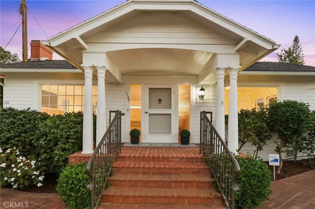 1129 W 9th Street W