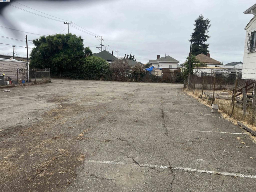 FRUITVALE DISTR - Land