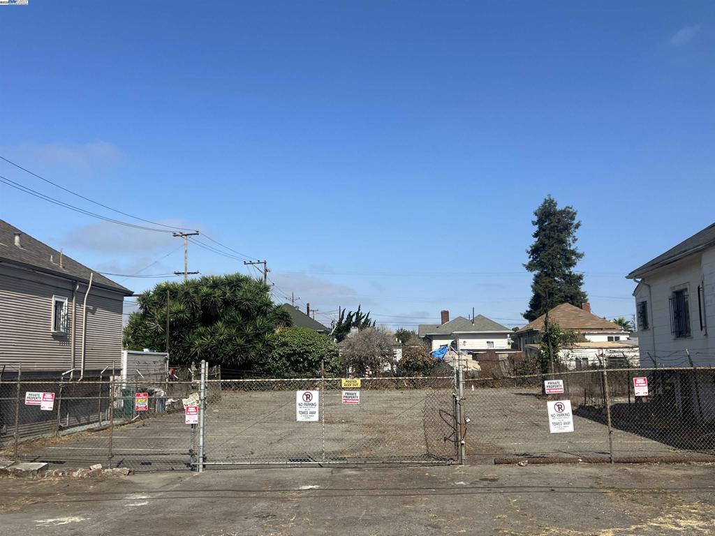 FRUITVALE DISTR - Land
