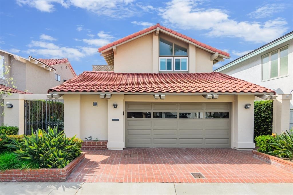 South facing waterfront home in Coronado Cays! Available September 15th through June 15th. Features include open floor plan with gourmet kitchen that opens out into the living area. Beautifully furnished with all linens, dishes and all comforts of home. Downstairs bedroom with full bathroom. 3 bedrooms and 2 bathrooms upstairs. Large patio with boat dock available for tenant use. Located on The Point with panoramic views of bay. Must see to appreciate. Neighborhoods: Coronado Cays Complex Features: ,,, View: Evening Lights Sewer: Sewer Connected