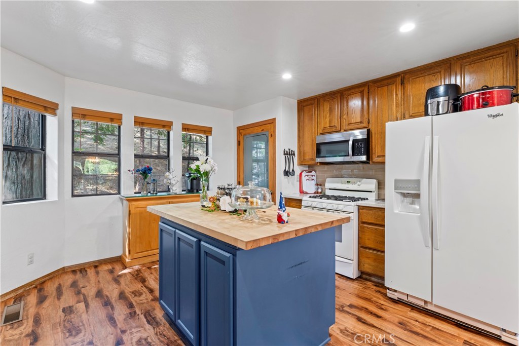 27528 Ashwood Lane