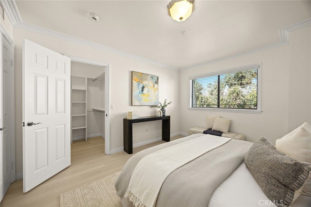 listing image 130724469183885794495