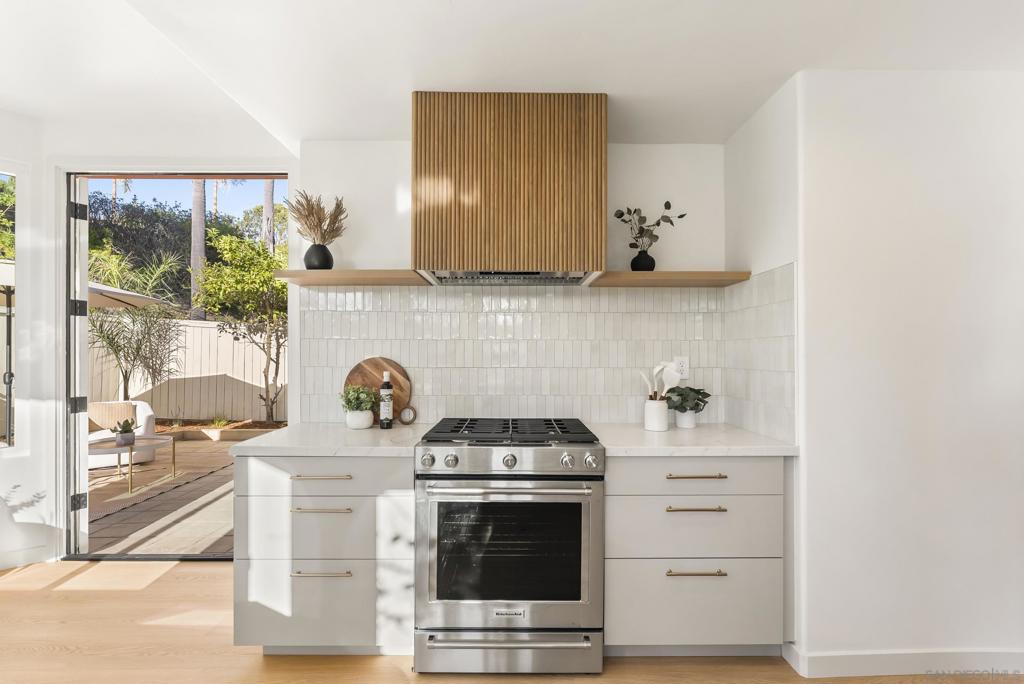 5825 Caminito Del Estio