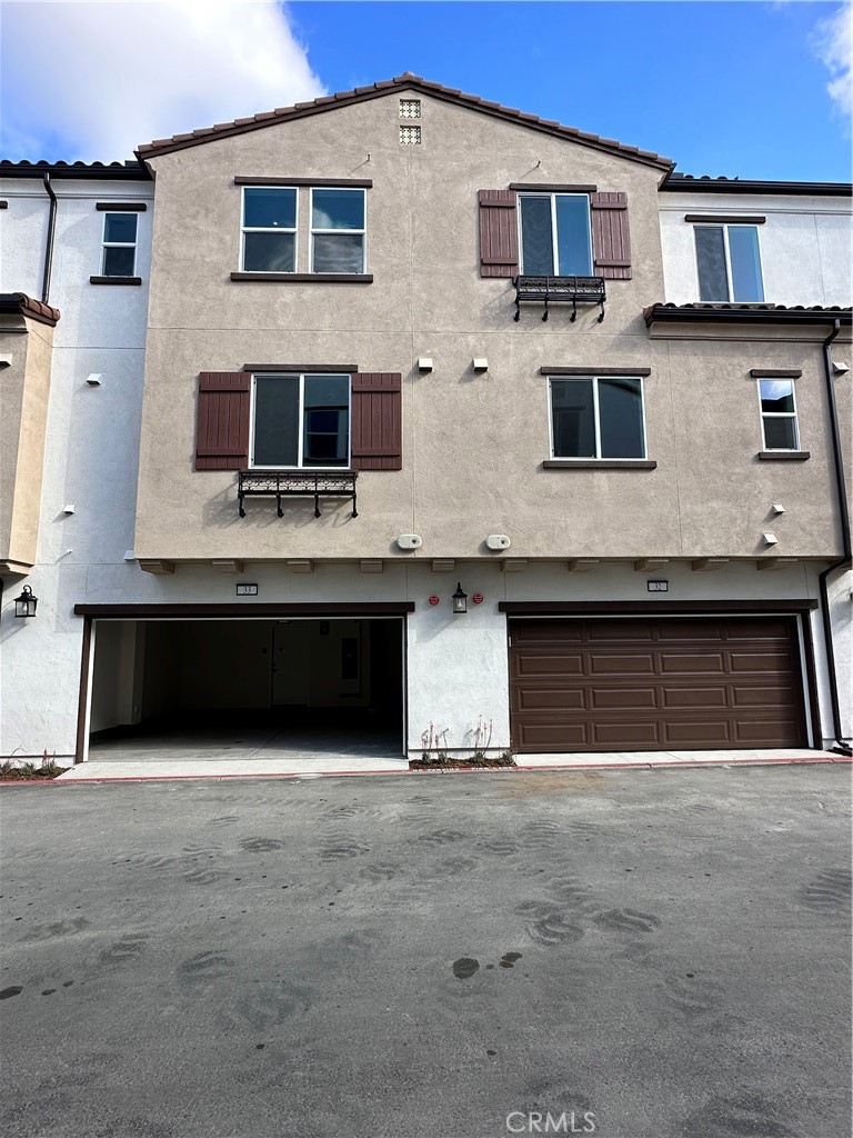 2317 W Broadway 33