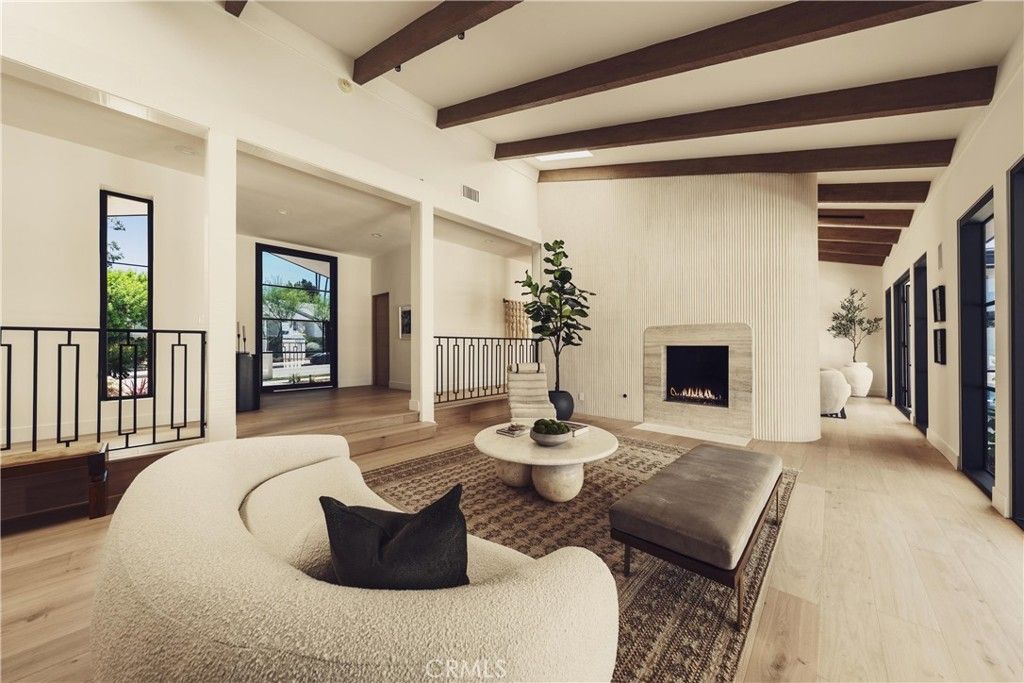 Photo of 4195 Alonzo Avenue, Encino, CA 91316 (MLS # SR25238034)