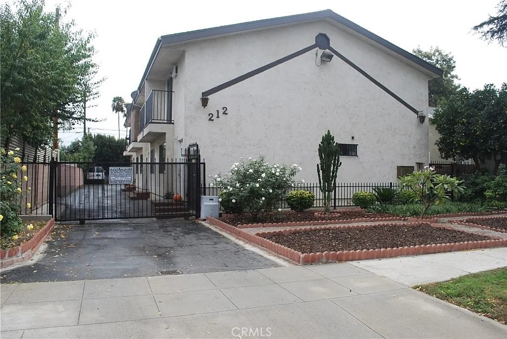 Charming 2 Bedroom, 1.5 Bath townhouse-style condo located on a quiet street between Lake Street and Victory Blvd. This home offers central AC and heating, convenient in-unit laundry hookups with space for both washer and dryer, and two assigned parking spaces. The building has only 5 units, providing a private and community-friendly feel. Features include one full bath and an additional half bath for guests. Excellent location with easy access to the 5 and 134 Freeways, nearby schools, shopping, dining, and entertainment.