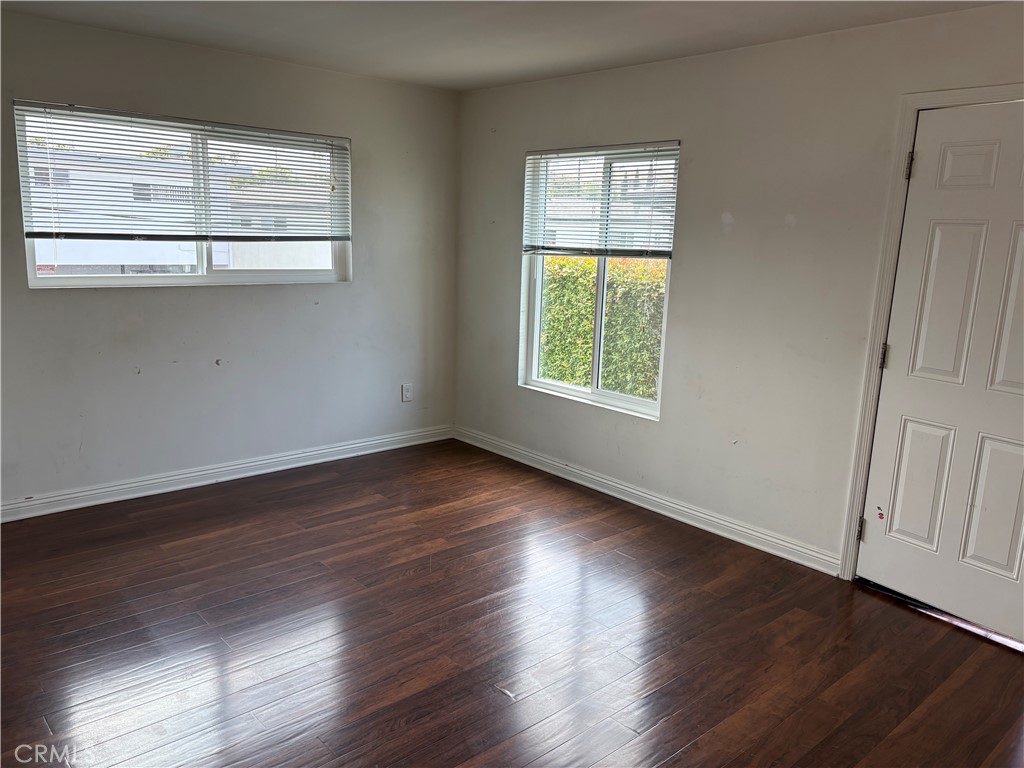 This stand alone unit, 1 bedroom apartment in West Torrance has no shared walls and a patio. With just over one mile to the beach and close to shopping centers, this apartment has a great location. This upstairs unit with downstairs garage offers two car tandem parking. The open floor plan and natural lighting showcase laminate wood flooring and double-pane windows throughout the home.