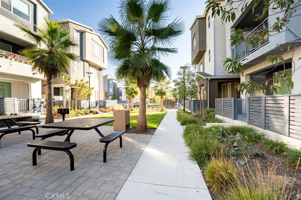 The Row Homes At Lacy Crossing - Residential