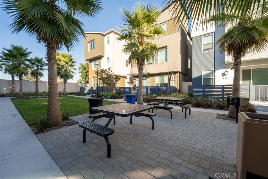The Row Homes At Lacy Crossing - Residential