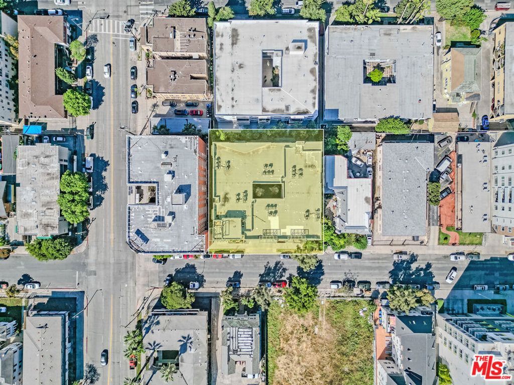 Photo of 733 S Manhattan Place #402, Los Angeles, CA 90005 (MLS # 26672901)