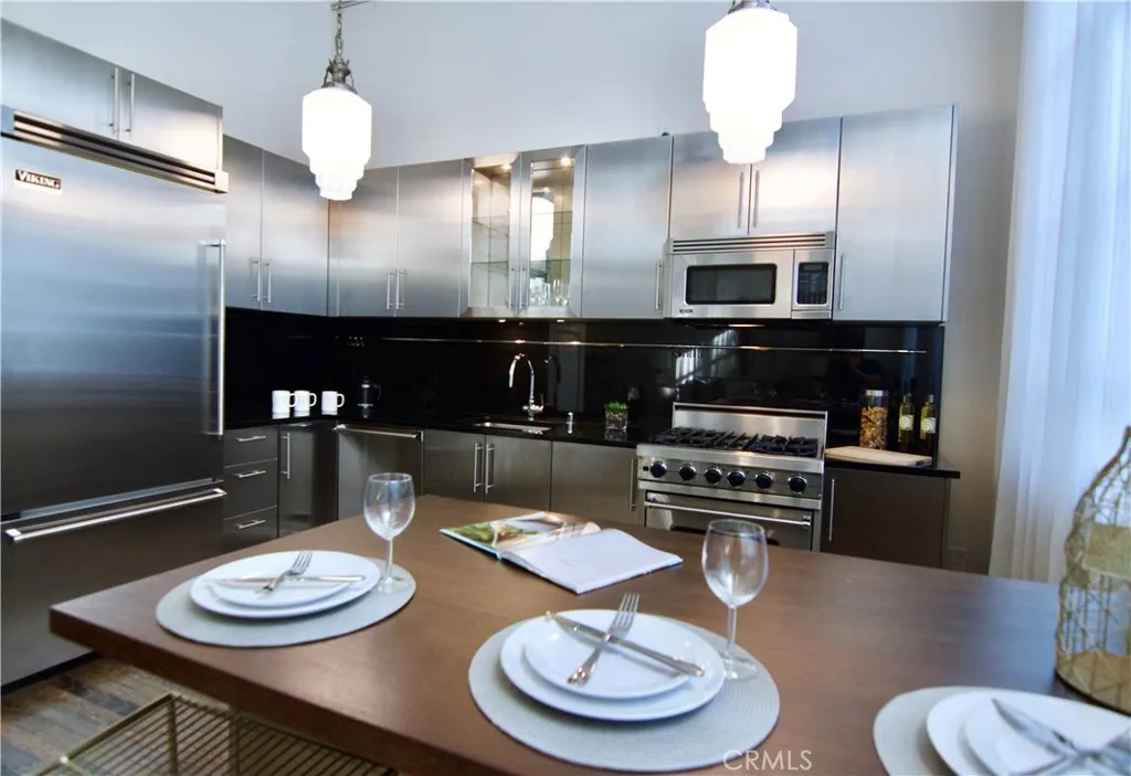 Los Angeles, California 90014, United States, 2 Bedrooms Bedrooms, ,3 BathroomsBathrooms,Residential,Active,201937