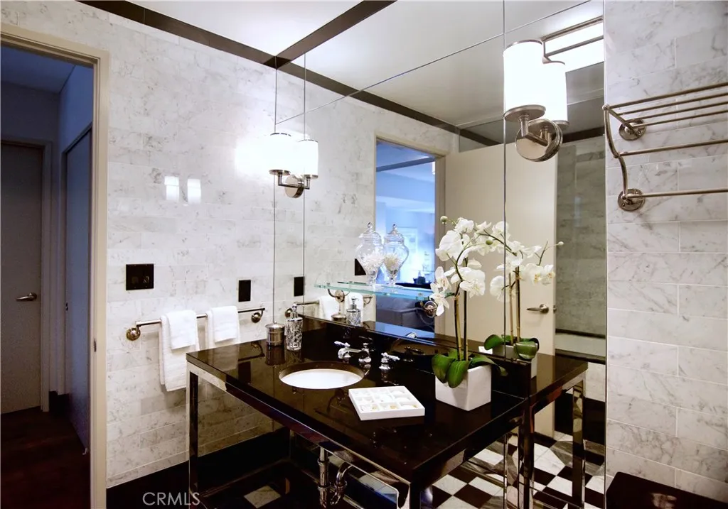 Los Angeles, California 90014, United States, 2 Bedrooms Bedrooms, ,3 BathroomsBathrooms,Residential,Active,201937