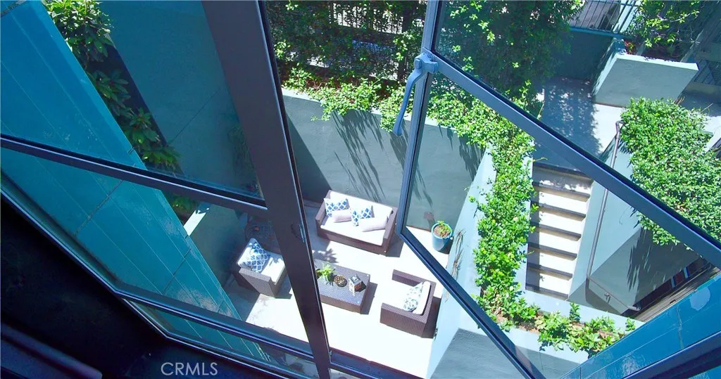 Los Angeles, California 90014, United States, 2 Bedrooms Bedrooms, ,3 BathroomsBathrooms,Residential,Active,201937